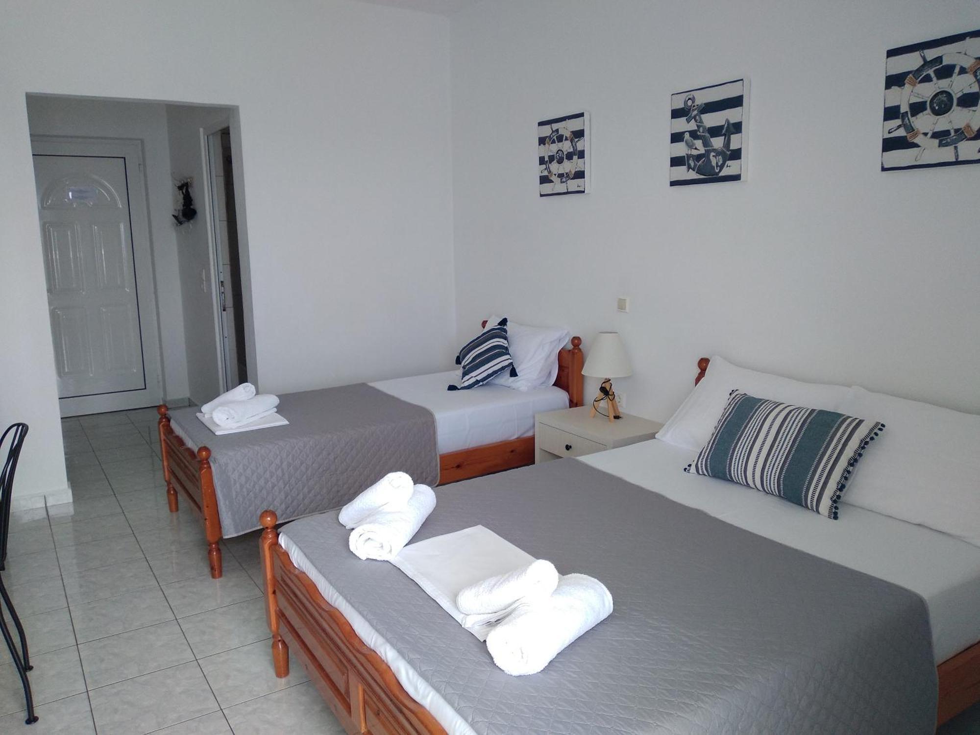 Nadim Rooms Himare Phòng bức ảnh